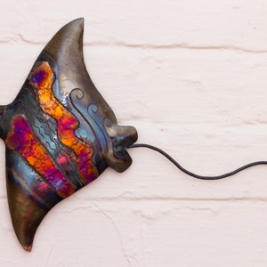 Mantarochen-Fisch-Hängedekoration aus recyceltem Metall – 38 cm