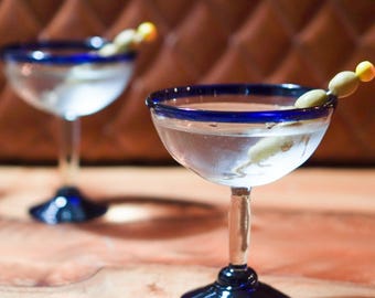 Ręcznie robiona szklanka do koktajli Martini - z niebieską obwódką - idealna również jako miska na desery lub lody - zestaw 2 sztuk