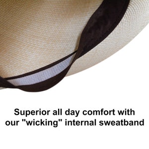 Pu&ograve; includere: Primo piano dell'interno di un cappello di paglia che mostra una fascia di sudore marrone con una fodera in rete bianca. Il testo "Superior all day comfort with our "wicking" internal sweatband" &egrave; visibile sotto il cappello.