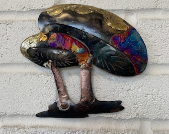 Decorazione da parete a forma di fungo in metallo riciclato fatta a mano