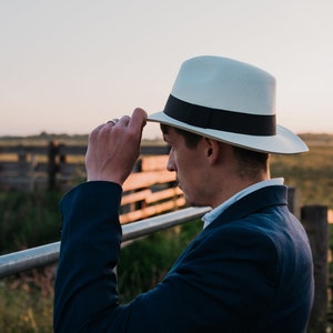 Fedora Panama Hat - Handwoven in Ecuador - Unisex - Cream / white colour