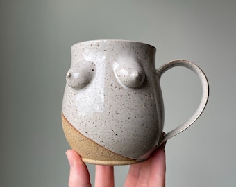 Taza de cerámica artesanal con forma de pecho de 414-473 ml // Apta para lavavajillas y microondas // Hecha a pedido