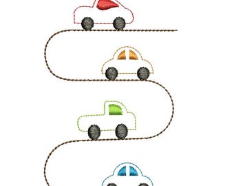 以下が含まれることがあります： 異なる色の4台の玩具車が、曲がりくねった茶色の道路を走っています。車は赤、オレンジ、緑、青です。