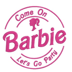 Puede incluir: Círculo rosa con el texto "Come On Barbie Let's Go Party" y una silueta de una muñeca Barbie en el centro.