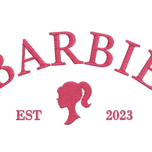 Puede incluir: Logotipo rosa de Barbie con la palabra "Barbie" en un arco curvo sobre una silueta de la cabeza de la muñeca Barbie. El texto "EST 2023" está debajo de la silueta.