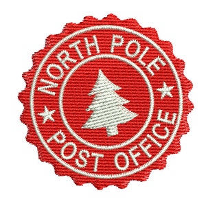 Może przedstawiać: Czerwony okrągły kawałek materiału z białymi szwami, przedstawiający choinkę i napis "North Pole Post Office".