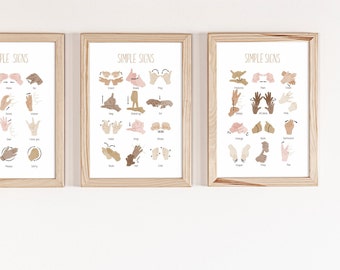 Puede incluir: Tres impresiones enmarcadas con el título "Simple Signs" en cada una. Cada impresión presenta un conjunto de signos de lenguaje de señas ilustrados con la palabra correspondiente escrita debajo de cada signo.