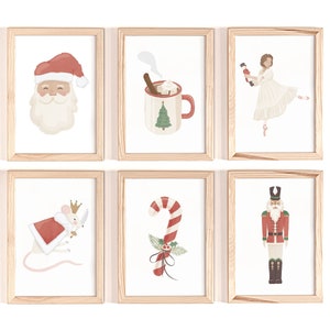 Peut inclure: Six illustrations encadrées sur le thème de Noël. Les illustrations comprennent le Père Noël, une tasse de chocolat chaud, une ballerine, une souris portant une couronne, une canne en sucre et un casse-noisette.