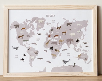 Puede incluir: Un mapa del mundo con un fondo rosa claro e ilustraciones de animales de diferentes continentes. El mapa incluye los nombres de los océanos: Pacífico, Atlántico, Índico, Ártico y Austral. El título del mapa es "Nuestro mundo."