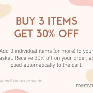 K&ouml;nnte beinhalten: Eine rosa und beige Grafik mit dem Text "BUY 3 ITEMS GET 30% OFF" in brauner Schrift. Der Text darunter lautet "Add 3 individual items (or more) to your basket. Receive 30% off on your order, applied automatically to the cart. Contact me if you have any queries!" und der Text "PRINTBERRY" in brauner Schrift unten.