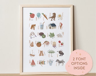 Puede incluir: Un gráfico de alfabeto colorido con ilustraciones de objetos y animales para cada letra. El gráfico está enmarcado en un marco de madera claro y tiene el texto "2 FONT OPTIONS INSIDE" en un círculo rosa con estrellas.