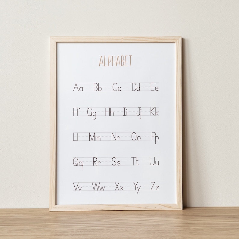 Peut inclure: Un tableau d'alphabet encadr&eacute; avec les lettres de l'alphabet &eacute;crites en minuscules, chaque lettre &eacute;tant r&eacute;p&eacute;t&eacute;e deux fois. Les lettres sont &eacute;crites &agrave; l'encre noire sur fond blanc. Le cadre est en bois clair.