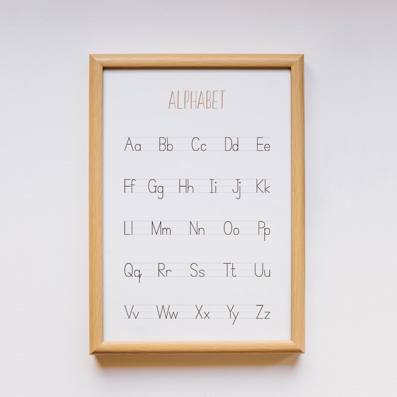 Peut inclure: Un tableau d'alphabet encadr&eacute; avec les lettres de l'alphabet &eacute;crites en minuscules, chaque lettre &eacute;tant associ&eacute;e &agrave; sa contrepartie minuscule. Les lettres sont &eacute;crites dans un style simple et manuscrit.