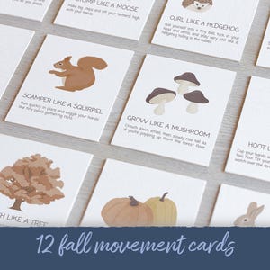 Könnte beinhalten: Ein Satz von zwölf Herbstbewegungskarten mit Illustrationen eines Eichhörnchens, Pilzen und einer Eule. Die Karten enthalten Anweisungen wie "Wie ein Eichhörnchen herumhuschen" und "Wie eine Eule schreien". Der Text "12 Herbstbewegungskarten" befindet sich unten.