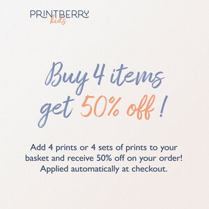 Peut inclure: Un graphique avec du texte bleu qui dit "PRINTBERRY kids" et "Achetez 4 articles et obtenez 50% de r&eacute;duction !" en plus gros caract&egrave;res. Le texte ci-dessous dit "Ajoutez 4 impressions ou 4 ensembles d'impressions &agrave; votre panier et recevez 50% de r&eacute;duction sur votre commande ! Appliqu&eacute; automatiquement &agrave; la caisse."