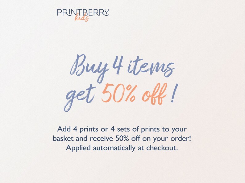 Peut inclure: Un graphique avec du texte bleu qui dit "PRINTBERRY kids" et "Achetez 4 articles et obtenez 50% de r&eacute;duction !" en plus gros caract&egrave;res. Le texte ci-dessous dit "Ajoutez 4 impressions ou 4 ensembles d'impressions &agrave; votre panier et recevez 50% de r&eacute;duction sur votre commande ! Appliqu&eacute; automatiquement &agrave; la caisse."