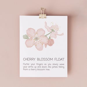 K&ouml;nnte beinhalten: Eine druckbare Karte mit einer Illustration einer rosa Kirschbl&uuml;te und dem Text "CHERRY BLOSSOM FLOAT Flutter your fingers as you slowly wave your arms up and down, like petals falling from a cherry blossom tree."