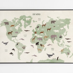 K&ouml;nnte beinhalten: Eine gr&uuml;ne Weltkarte mit Illustrationen von Tieren aus verschiedenen Kontinenten. Die Karte enth&auml;lt die Namen der Kontinente und Ozeane. Der Titel der Karte lautet "Unsere Welt".