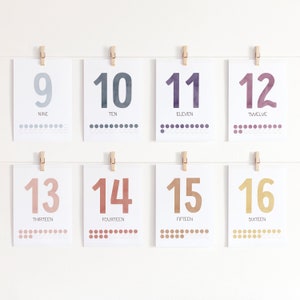 Puede incluir: Conjunto de ocho tarjetas con los n&uacute;meros del 9 al 16, cada tarjeta tiene un color de fondo de acuarela diferente y el n&uacute;mero est&aacute; escrito en una fuente grande y en negrita. Las tarjetas tambi&eacute;n incluyen el n&uacute;mero escrito en letras debajo del n&uacute;mero y una fila de c&iacute;rculos para contar.