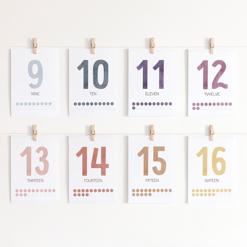 Puede incluir: Conjunto de ocho tarjetas con los n&uacute;meros del 9 al 16, cada tarjeta tiene un color de fondo de acuarela diferente y el n&uacute;mero est&aacute; escrito en una fuente grande y en negrita. Las tarjetas tambi&eacute;n incluyen el n&uacute;mero escrito en letras debajo del n&uacute;mero y una fila de c&iacute;rculos para contar.