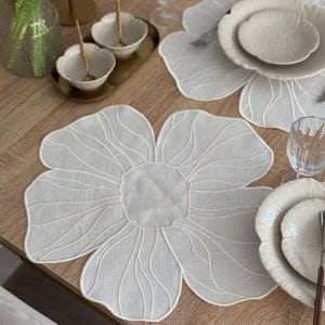 Set de table fleurs blanches, sets de table floraux élégants pour une décoration printanière, cadre de table moderne, cadeau pour les amoureux de la maison