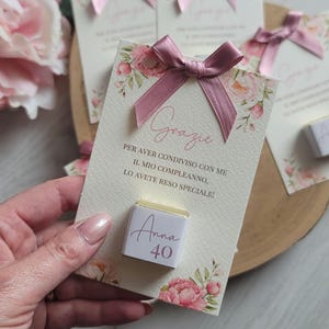 Segnaposto elegante peonie rosa con cioccolatino cremino personalizzato e frase di ringraziamento * Prima Comunione Cresima Compleanno