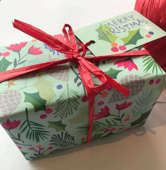 Christmas gift wrap with matching gift tag - holly and foliage pattern (green)