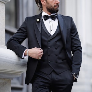 Esmoquin negro ajustado: traje de tres piezas para hombre, solapa chal