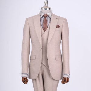 Beige slim-fit kostuum: 3-delig herentrouwpak met piekrevers