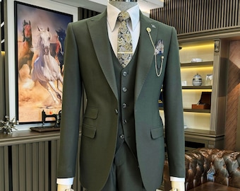 Abito da sposo verde slim fit a tre pezzi con revers a punta.