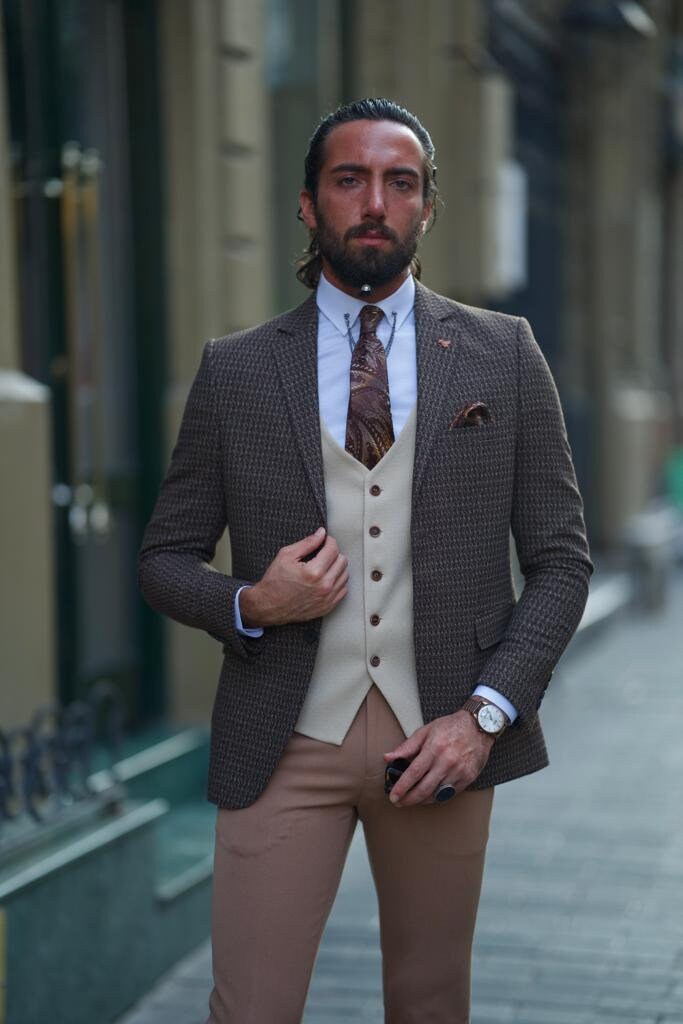 ブラウンのスリムフィットタキシードジャケット：エレガントなメンズ