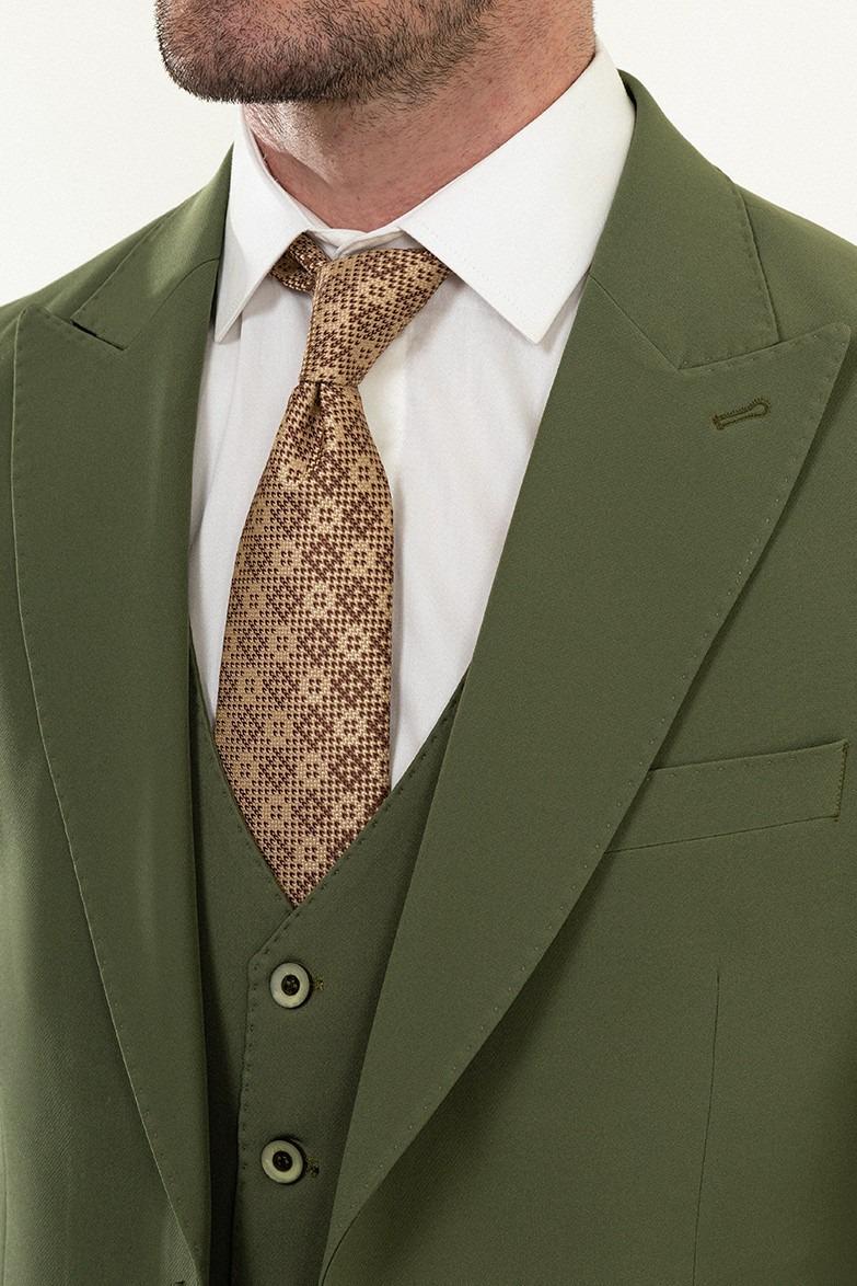 オリーブカーキグリーンのスリーピーススーツ：スリムフィット