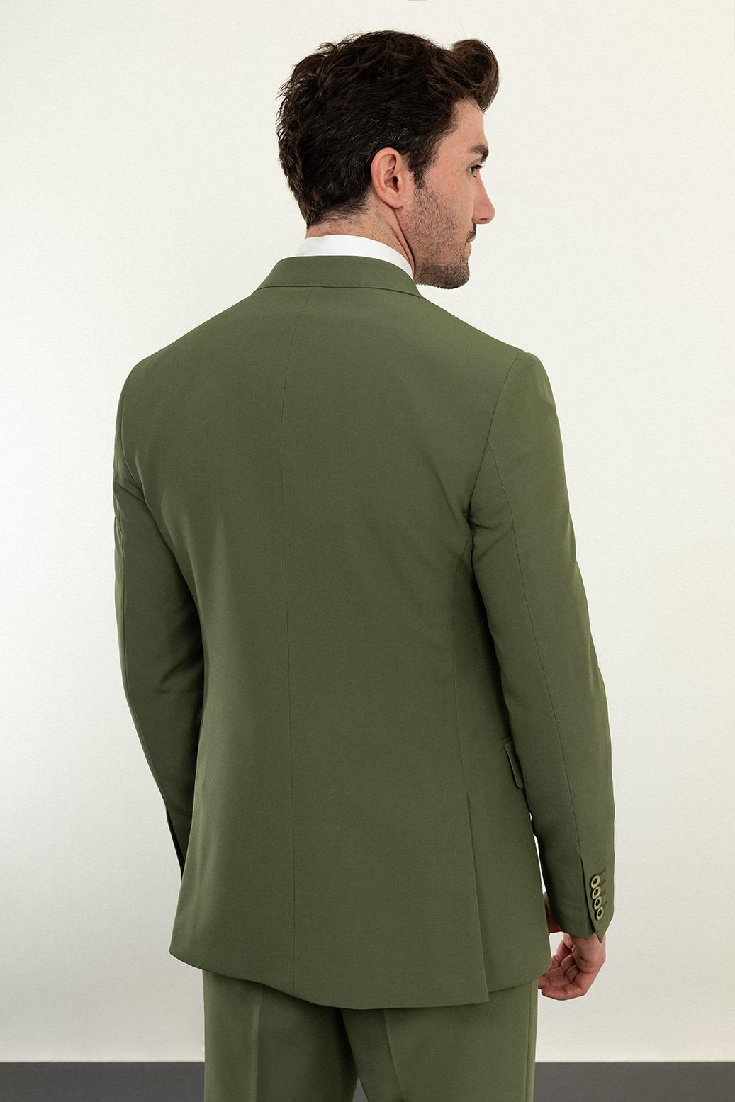 オリーブカーキグリーンのスリーピーススーツ：スリムフィット