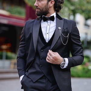 Esmoquin negro de corte entallado: traje de tres piezas para hombre, solapa de pico