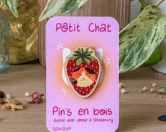 Pin's en bois chat en costume de fraise | pins, accessoire bois, cat lover, accessoire de mode, cottagecore, cat parent gift idea