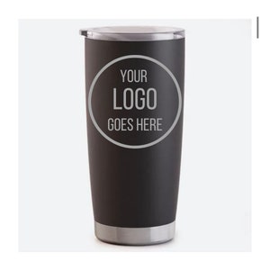 Può includere: Un bicchiere in acciaio inossidabile nero con un coperchio argentato e un cerchio bianco con il testo "YOUR LOGO GOES HERE" sul lato.