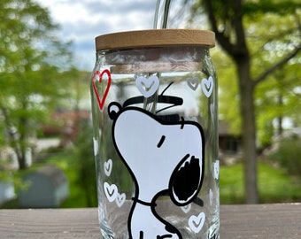 Snoopy Bierdose aus Glas | Erdnuss-Kaffeetasse | Personalisierte Kaffeetasse | Voll Wrap Herz Kaffeetasse | Geburtstagsgeschenk | Dose aus Glas