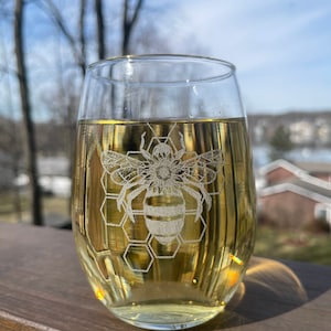 Honey Bee Wine Glass, Bee Wine Glass, Engraved Stemless Wine Glass, Gift for her, Honeycomb Wine Glass