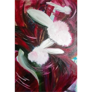 Può includere: Dipinto astratto con tre forme bianche simili a conigli con dettagli rosa, su uno sfondo di pennellate rosse, marroni e nere vorticose. L'opera d'arte ha una finitura strutturata con segni di pennello visibili.