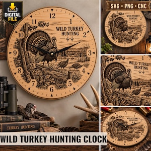 Może przedstawiać: Okrągły drewniany zegar ścienny z laserowo wygrawerowaną sceną dzikich indyków w leśnym krajobrazie oraz napisem WILD TURKEY HUNTING. Tarcza zegara zawiera czarne cyfry, czarne wskazówki oraz szczegółową ilustrację ptaków.