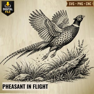 Op de afbeelding: Een digitaal bestand met een zwart-wit lijntekening van een fazant in vlucht boven een boomstam en gras. De afbeelding bevat de tekst "DIGITAL FILE" in een badge, "SVG PNG CNC" in een banner en "PHEASANT IN FLIGHT" onderaan.
