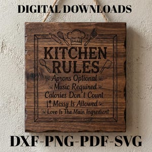 Puede incluir: Un letrero de madera con el texto "KITCHEN RULES" y las frases "Aprons Optional", "Music Required", "Calories Don't Count", "Messy Is Allowed" y "Love Is The Main Ingredient". El letrero también incluye el texto "DIGITAL DOWNLOADS" y "DXF-PNG-PDF-SVG".