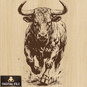 Puede incluir: Ilustración marrón detallada de un toro embistiendo con grandes cuernos. El toro se representa en movimiento, con las patas extendidas y las pezuñas levantando tierra. La imagen está sobre un fondo de vetas de madera. El texto "DIGITAL FILE" está en un recuadro negro.