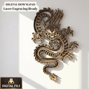 Könnte beinhalten: Ein detailliertes Wandkunstwerk aus Holz in Form eines Drachen. Der Drache ist aufwendig geschichtet und weist einen detaillierten Kopf, eine fließende Mähne und einen langen, gewundenen Körper auf. Der Text "DIGITAL DOWNLOAD Laser Engraving Ready" steht oben.