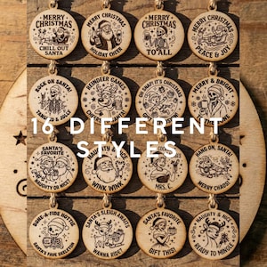 以下が含まれることがあります： さまざまなお祝いのデザインとフレーズが施された、16個の木製クリスマスオーナメントのコレクション。 各オーナメントは丸く、吊り下げ用の穴があり、サンタ、トナカイ、ユーモラスな休日のことわざのイラストが特徴です。 「16 DIFFERENT STYLES」というテキストも表示されます。