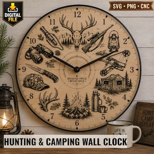 Könnte beinhalten: Eine runde Wanduhr aus hellem Holz mit schwarzen Lasergravuren eines Hirschschädels, Gewehrs, Fernglases, Messers, einer Tarnkappe, eines Bogens, Zeltes, Lagerfeuers und einer Thermoskanne. Der Text in der Mitte lautet MEASURE TWICE BUILD ONCE.
