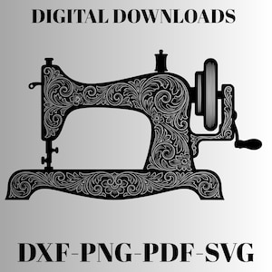 Peut inclure: Téléchargement numérique en noir et blanc d'une silhouette de machine à coudre vintage. La machine est ornée de motifs floraux et de volutes détaillés. Le texte "DIGITAL DOWNLOADS" et "DXF-PNG-PDF-SVG" sont affichés.