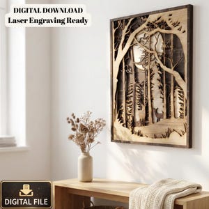 Puede incluir: Una obra de arte mural de madera en capas que representa una escena de bosque con árboles, ciervos y una luna llena. La obra de arte está enmarcada en un borde marrón oscuro. El texto "DIGITAL DOWNLOAD Laser Engraving Ready" está en la parte superior. Las palabras "DIGITAL FILE" están en la parte inferior.