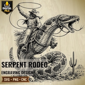 Könnte beinhalten: Schwarz-Weiß-Gravurdesign mit dem Titel "Serpent Rodeo", das einen Cowboy zeigt, der auf einer riesigen Schlange reitet und ein Lasso in der Hand hält. Das Bild enthält eine Wüstenlandschaft mit einem Kaktus und Bergen. Digitale Datei verfügbar in SVG, PNG und CNC-Formaten.