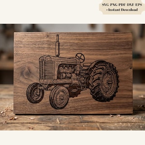 Puede incluir: Placa de madera con un grabado detallado de un tractor antiguo. El tractor se muestra de perfil, mostrando sus ruedas, motor y volante. La placa tiene el texto "SVG PNG PDF DXF EPS • Instant Download".